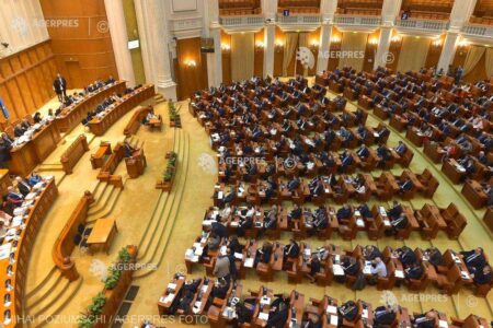 Parlamentul se întruneşte pentru votul de învestire a Guvernului propus de Dacian Cioloş