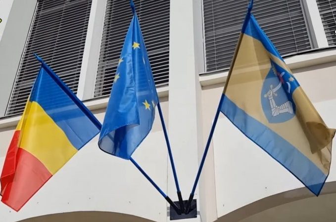 Steagul judeţului, aprobat recent de Guvern, arborat oficial pe clădirea Consiliului Judeţean