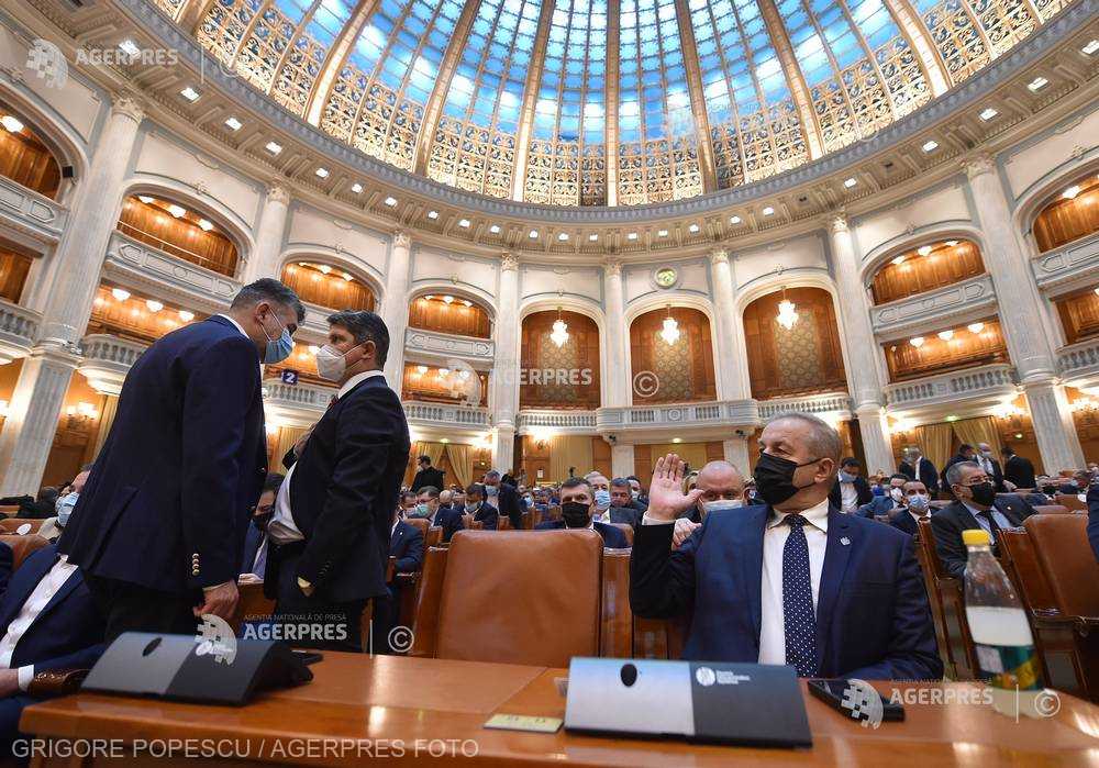 Senat: Legea ce pedepseşte incitarea la ură, violenţă şi discriminare, în acord cu decizia CCR; criteriile de discriminare, incluse