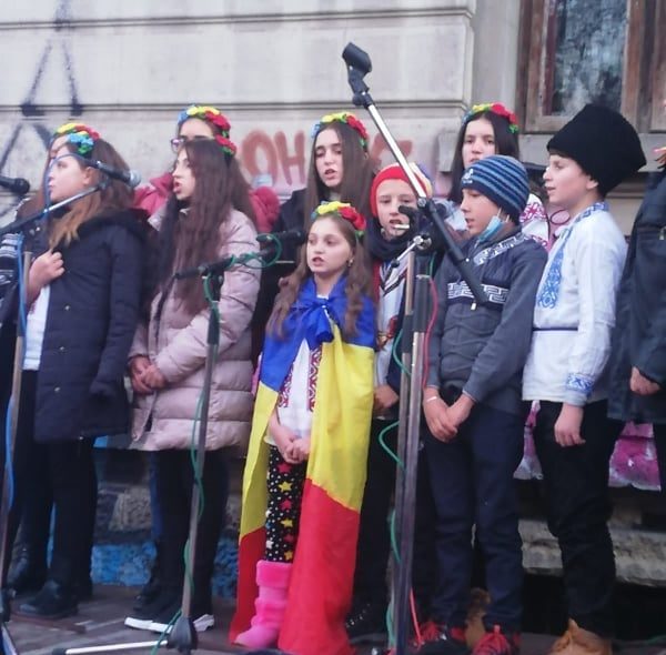 „Bursele Români pentru Români” ajung la cei 45 de bursieri, în prag de sărbători