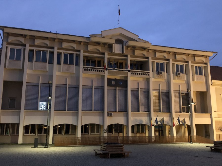 Ferestrele Consiliului Judeţean transformate în „calendar de Advent”