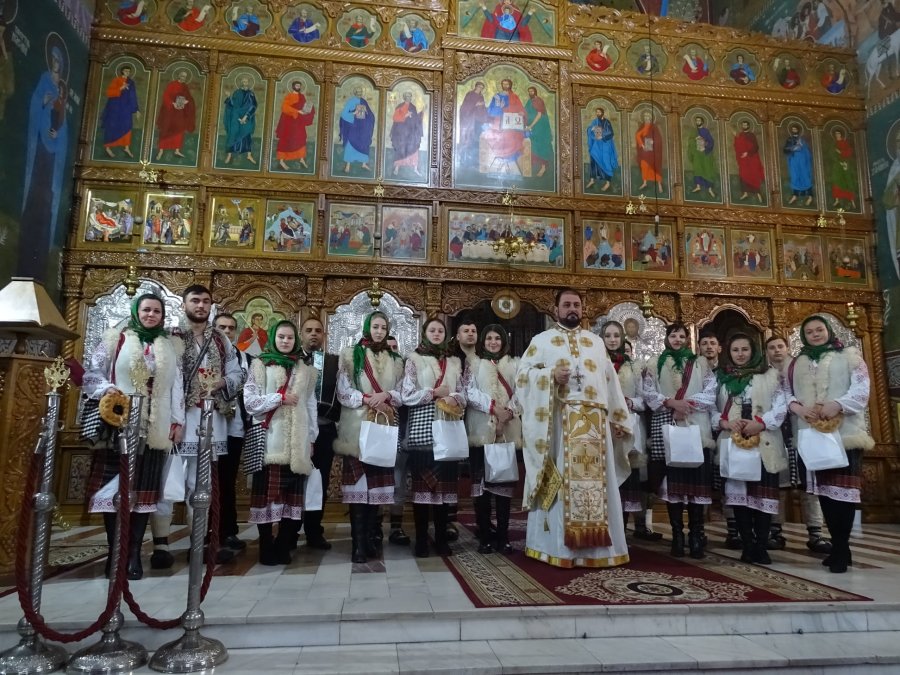 A început a XXXII- a ediție a Festivalului Internațional de Colinde și Obiceiuri de iarnă CRĂCIUNUL LA ROMÂNI