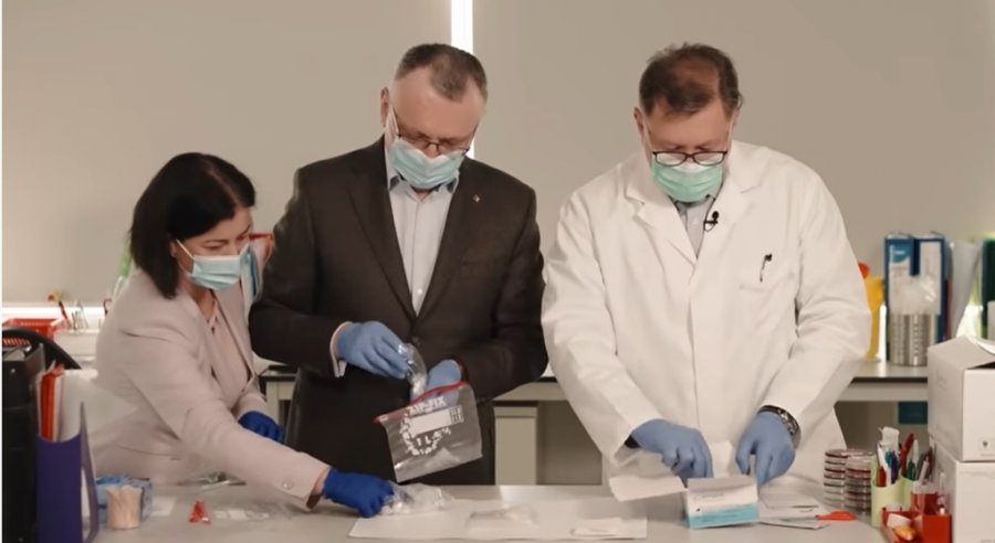 Testele COVID pentru elevi, trimise părinților în pungi de plastic. „Au burdușit buzunarele unor interlopi, asta au făcut”