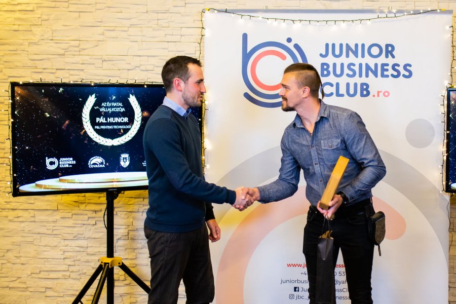 Un tânăr cu o afacere cu inscripţionări personalizate, desemnat cel mai bun întreprinzător al anului