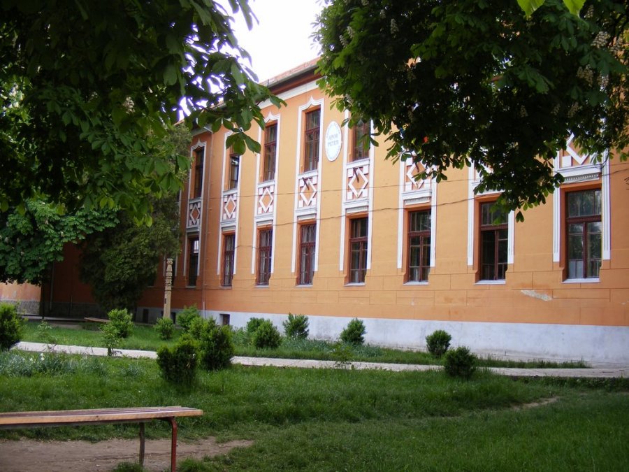 Elev covăsnean, strâns de gât pentru că a întârziat!