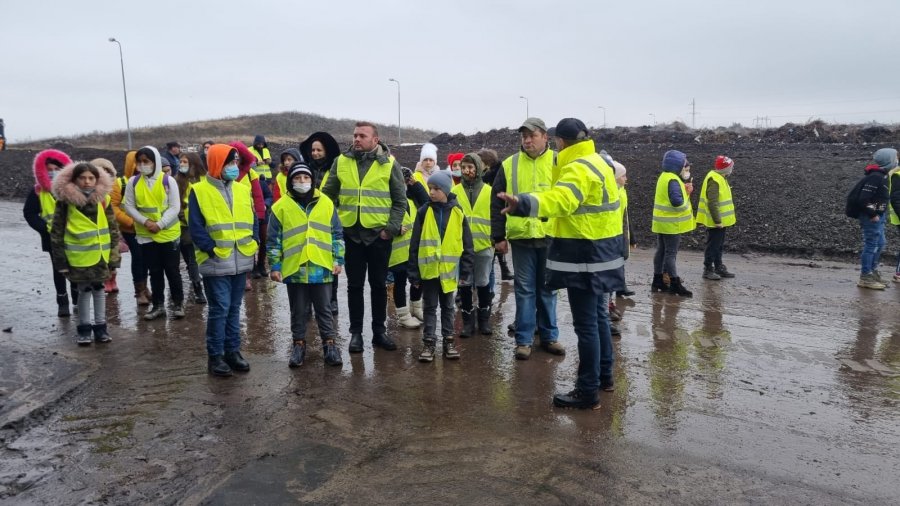 Elevi, profesori și primarul comunei, „Împreună pentru un Barcani curat!”