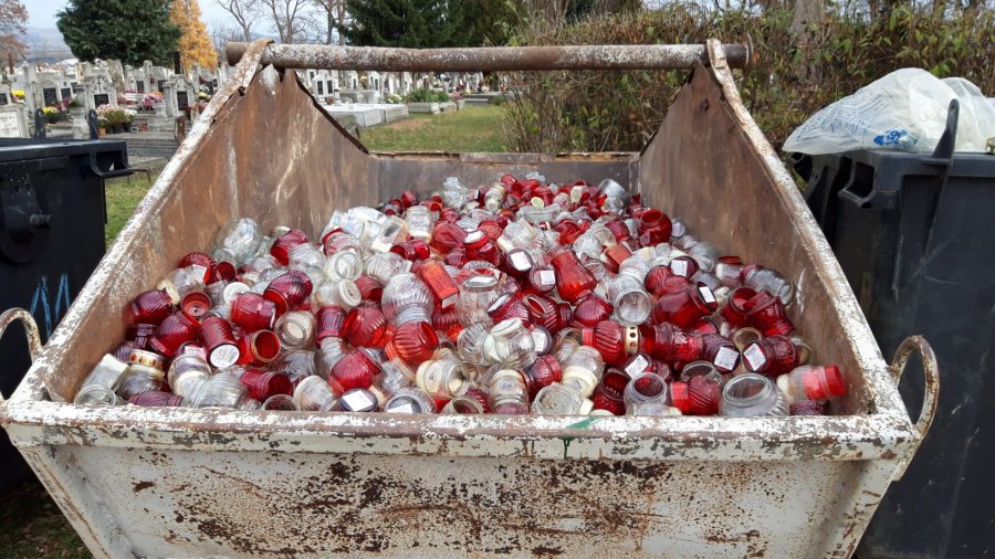 Prima etapă de curățare a Cimitirului Comun din Sfântu Gheorghe a fost finalizată