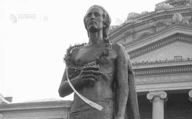 Bustul poetului Mihai Eminescu este gata dar dezvelirea lui este amânată