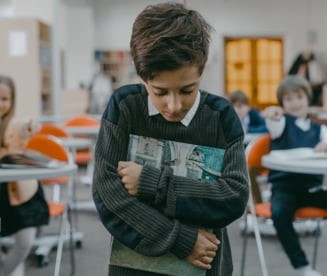 De ce sunt copiii agresivi la școală și cum se face vinovată societatea de acest fenomen. „Școala ar trebui să pregătească cetățeni de calitate nu somități academice”