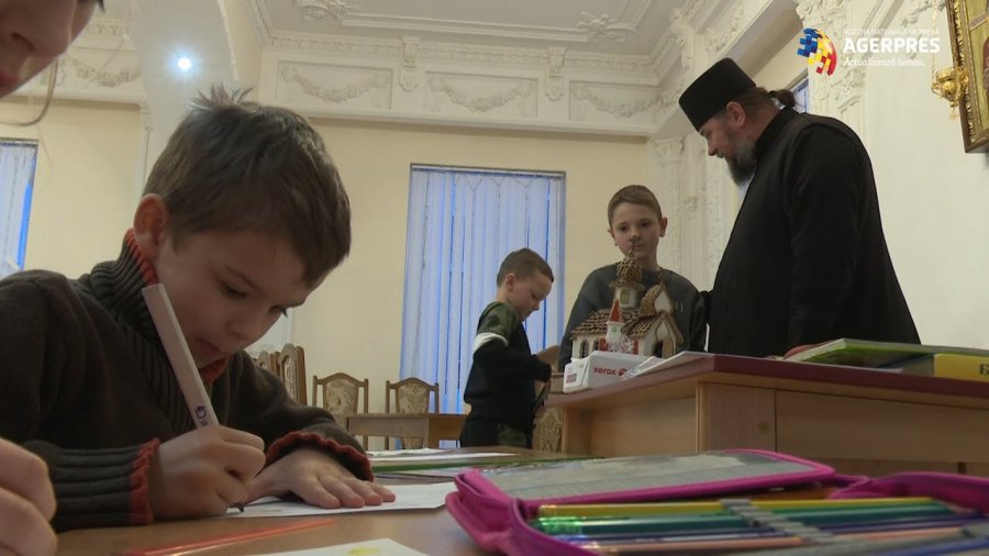 VIDEO: Şcoala parohială de la biserica românească din Storojîneţ – Cernăuţi, transformată în centru de azil pentru refugiaţi