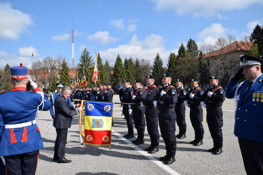 Drapelul de Luptă al IJJ, decorat cu Ordinul „Bărbăţie şi Credinţă” în grad de Cavaler