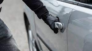 Bărbat bănuit de furturi de bani din autoturisme neasigurate, cercetat sub control judiciar