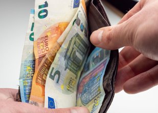 Portofel cu suma de aproximativ 2500 de euro găsit de un cetățean și predate la poliție.