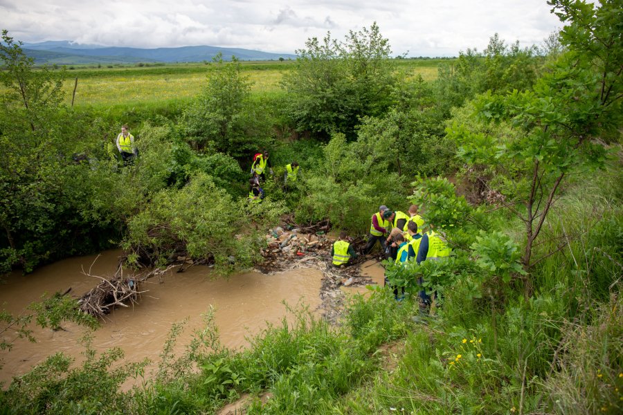 Covasna: Amplă acţiune de ecologizare a malurilor Râului Negru în programul „Un ţinut curat, un ţinut bogat”