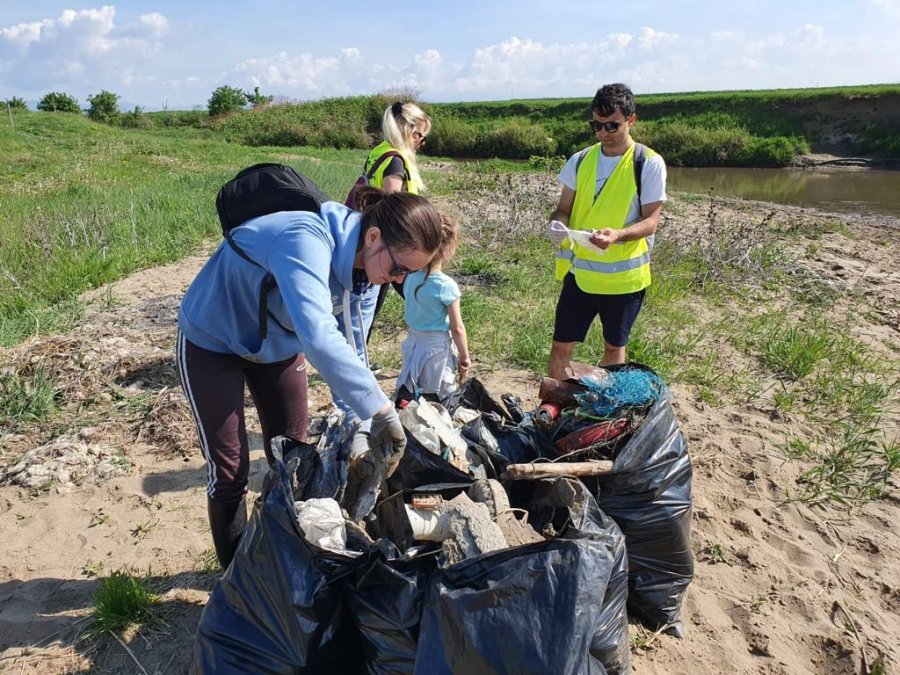 Rezultatele acțiunii de curățenie de pe Râul Negru: 800 de voluntari și 7000 de saci de deșeuri