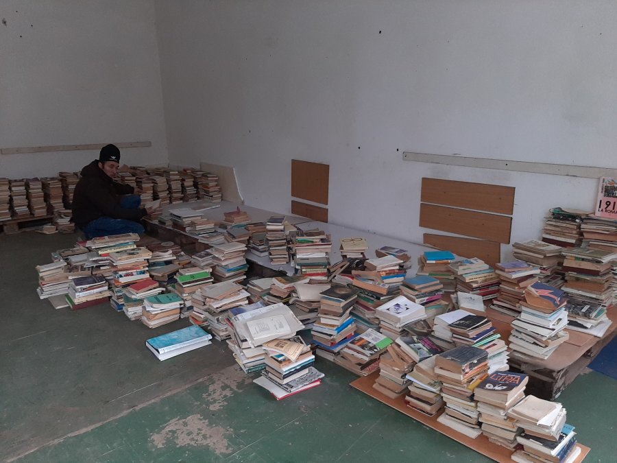 Acțiunea de salvarea a cărților din Casa de Cultură a Sindicatelor din Sfântu Gheorghe continuă, sâmbătă