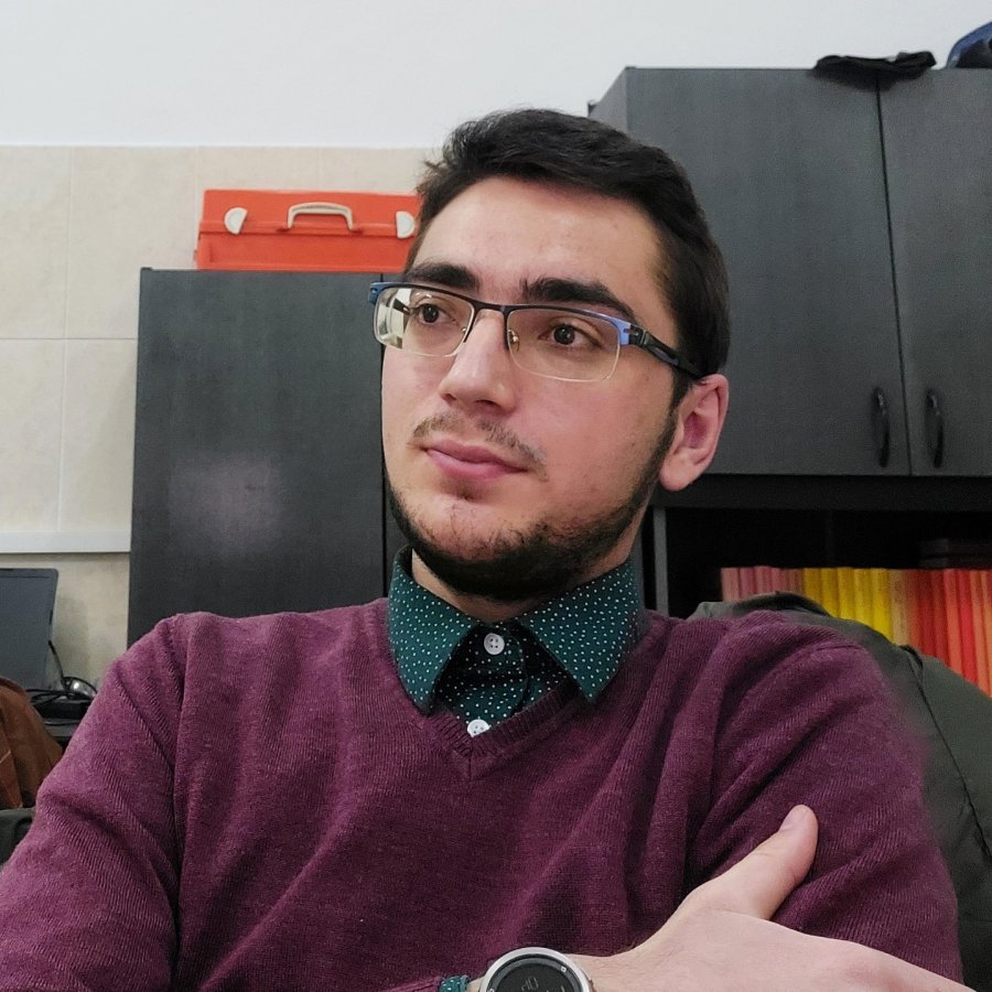 Interviu cu Ioan Stroia, tânărul masterand în chimie, care prin poezie iubește „vărsând  lacrimi în fericire/și zâmbete-n suferință”