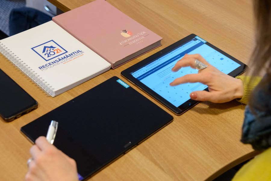 Punct de verificare a chestionarelor de recensământ, în Piaţa Centrală din Sfântu Gheorghe
