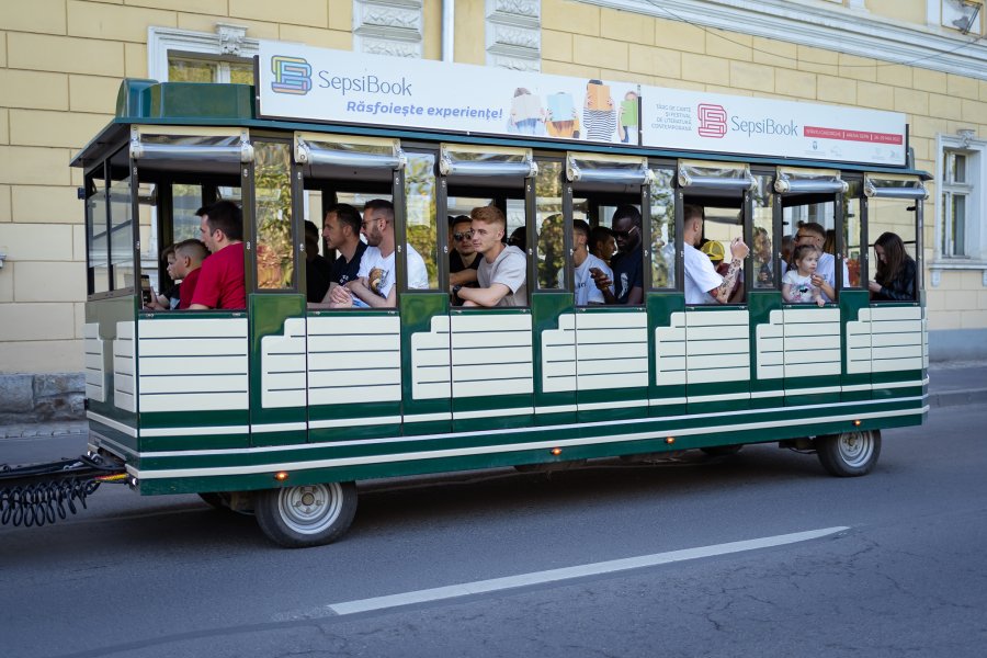 Curse cu trenuleţul turistic pentru vizitatorii Târgului de carte SepsiBook