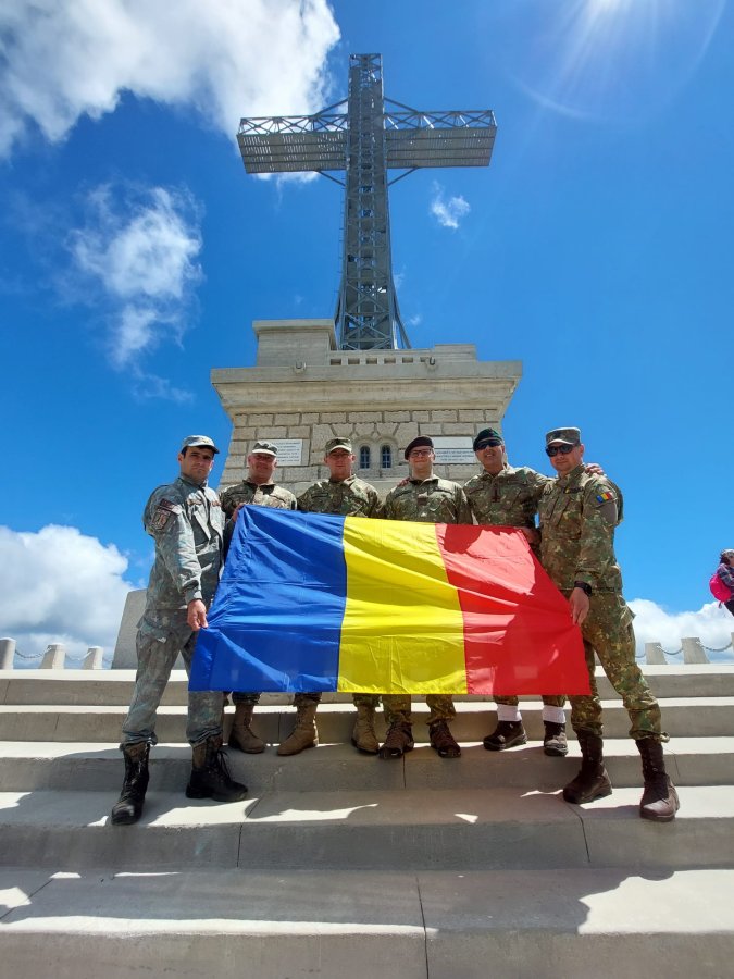 De Ziua Drapelului Național, călătorie simbolică la Crucea Eroilor