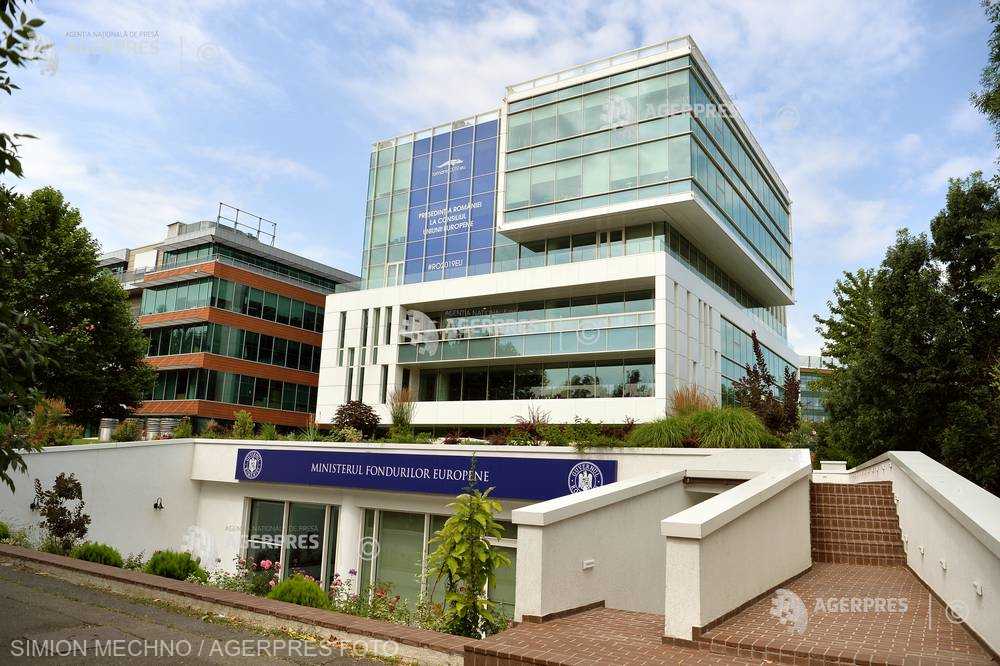 Peste 12.000 de români au primit pe cardurile sociale prima tranşă din ajutorul de 250 de lei