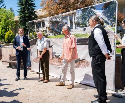 O sculptură în memoria copilului ucis de o explozie în 1984 va fi dezvelită la Sfântu Gheorghe