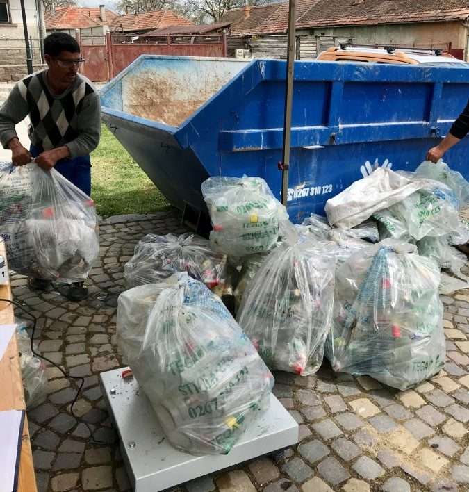 O nouă acţiune de colectare de sticlă la Sfântu Gheorghe. TEGA oferă acum şi apă minerală în schimbul a 5 kg de sticle