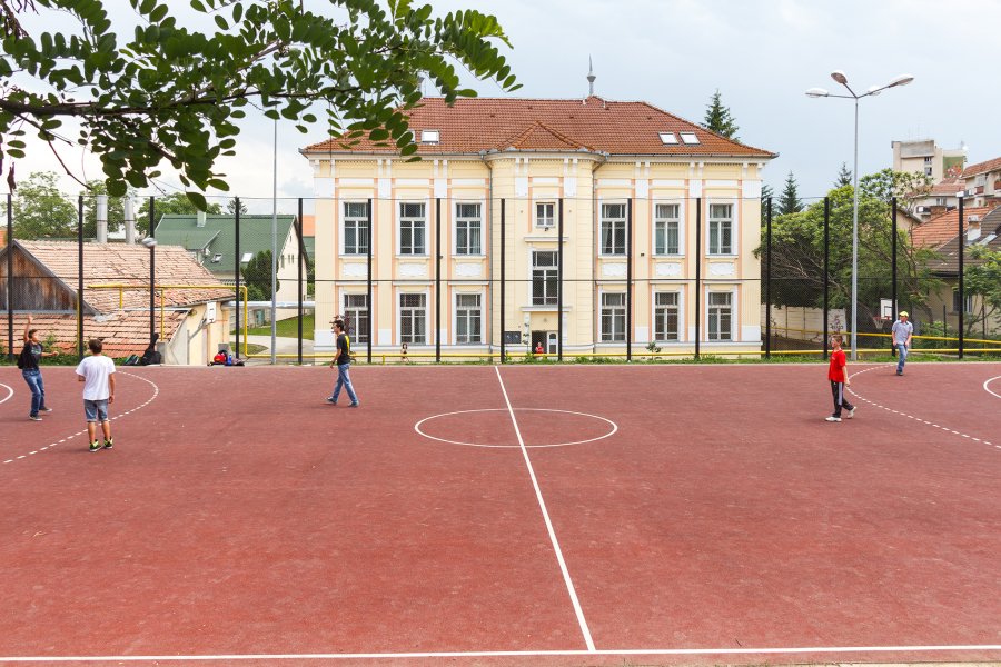 Locuitorii din Sfântu Gheorghe pot folosi terenurile de sport ale școlilor și în timpul vacanței