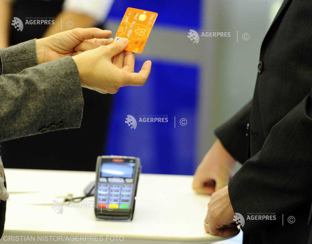 Firmele din comerţ, obligate să accepte plata cu cardul dacă au o cifră de afaceri ce depăşeşte 10.000 de euro (proiect)