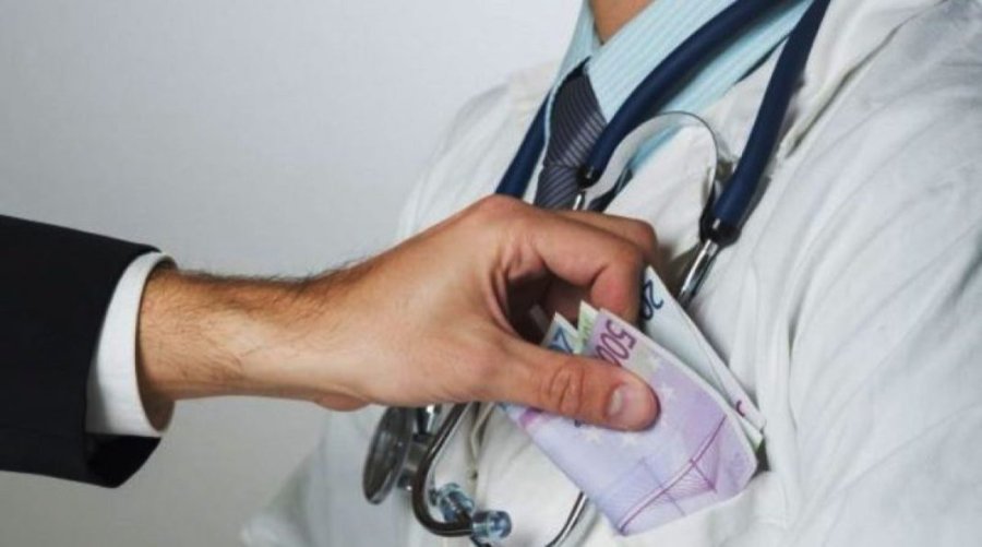 Un oficial din Sănătate le cere pacienților să nu mai dea șpagă medicilor: „Nu vor căpăta niciun fel de îngrijire în plus faţă de cea de care ar beneficia oricum”