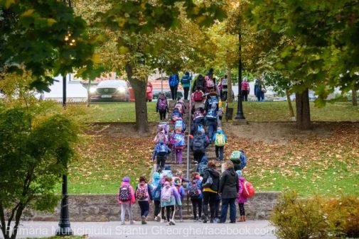 Programul Pedibus, care încurajează elevii să meargă pe jos la şcoală, extins cu un nou traseu