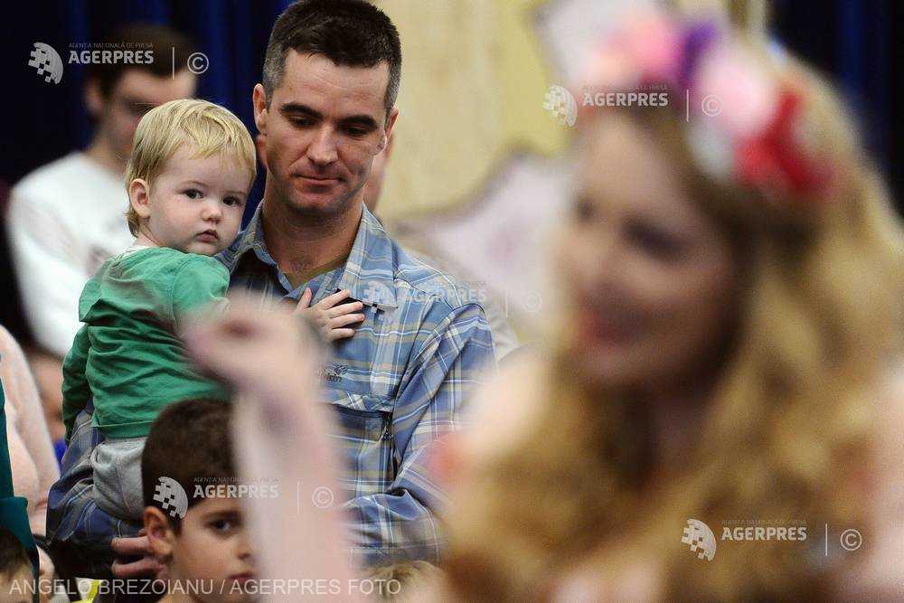 Valoarea coşului minim de consum pentru un trai decent pentru o familie de 2 adulţi şi 2 copii: 8.659 lei (raport)