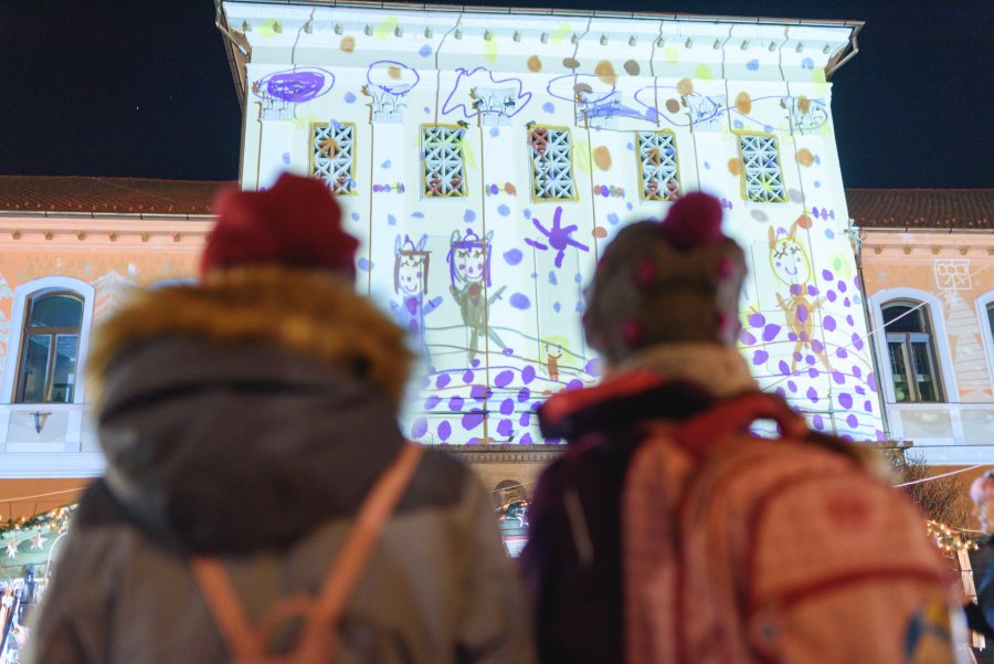 Desenele de Crăciun realizate de copiii din Sfântu Gheorghe vor fi proiectate pe faţada teatrului