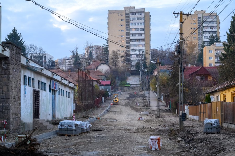 Continuă lucrările de modernizare a drumurilor în Sfântu Gheorghe