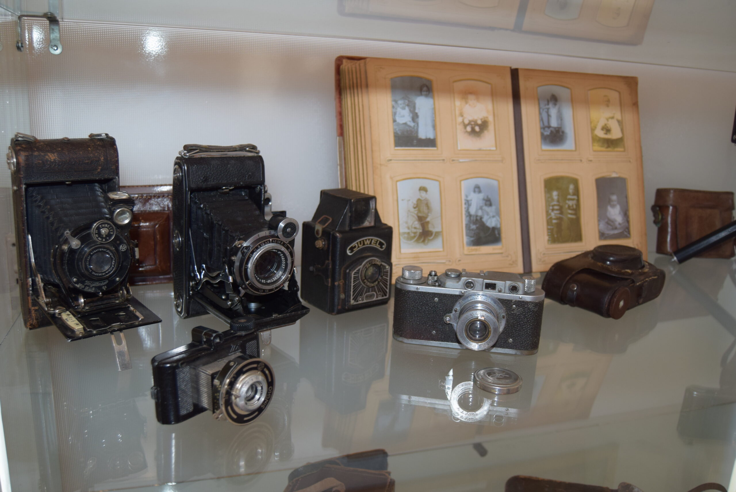 Scurtă istorie a tehnicii fotografice în expoziția “1001 Aparate și Accesorii Foto”